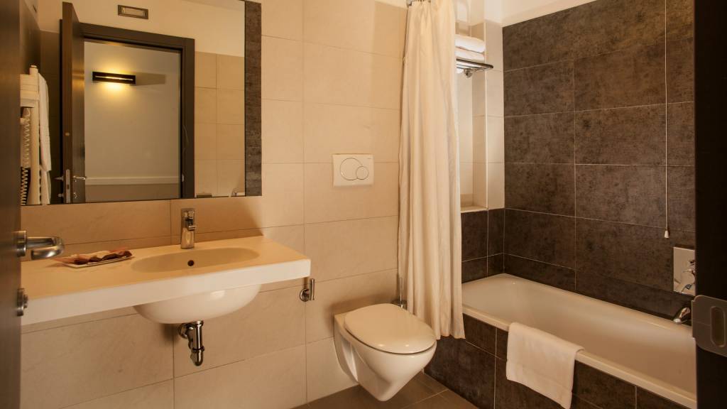 hotel-artis-rome-bathroom-04